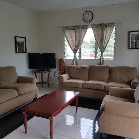 Malau Lodge ヌクアロファ エクステリア 写真