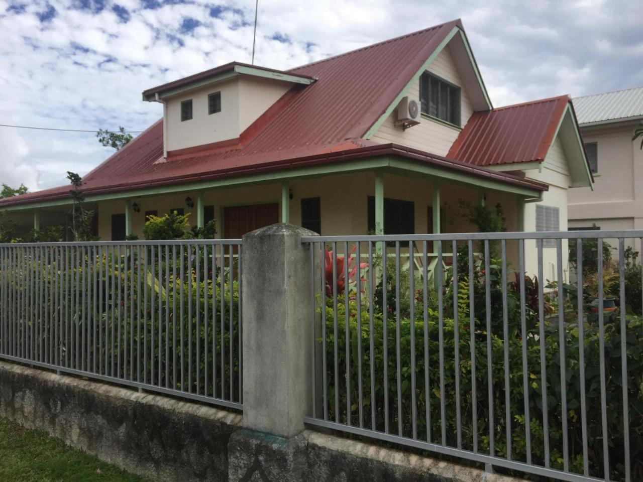 Malau Lodge ヌクアロファ エクステリア 写真