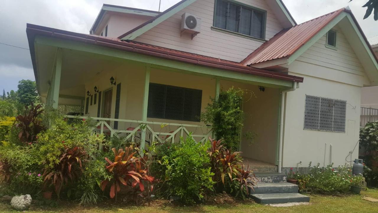 Malau Lodge ヌクアロファ エクステリア 写真