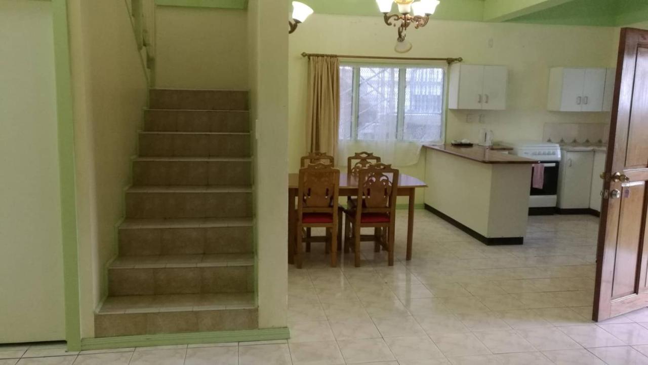 Malau Lodge ヌクアロファ エクステリア 写真