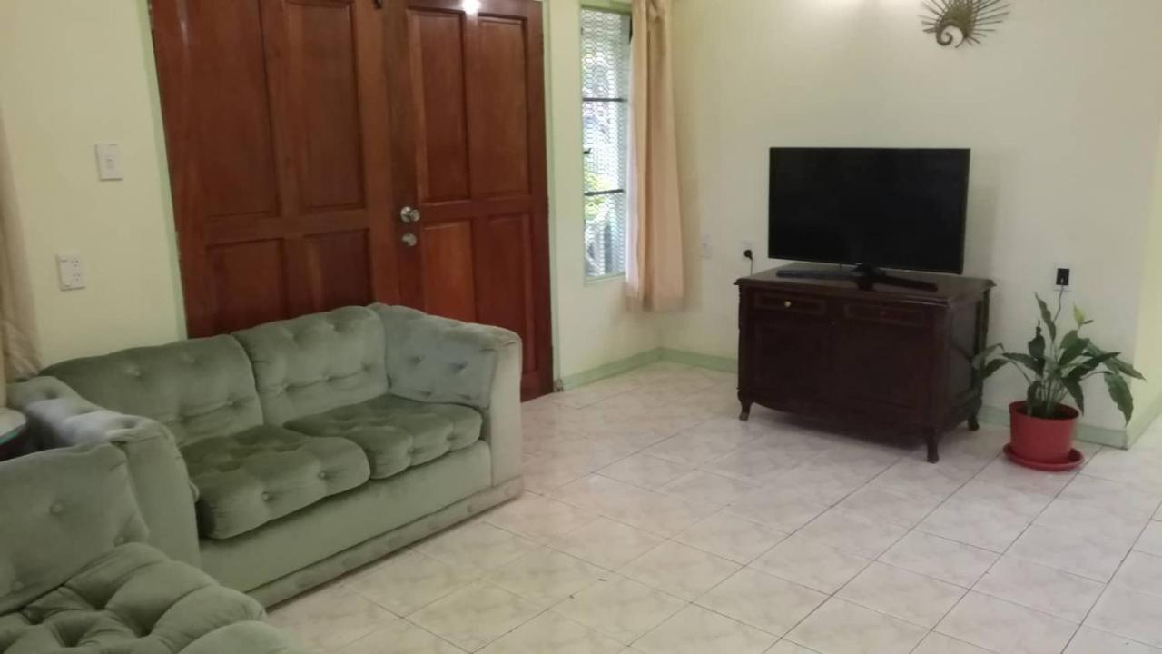 Malau Lodge ヌクアロファ エクステリア 写真