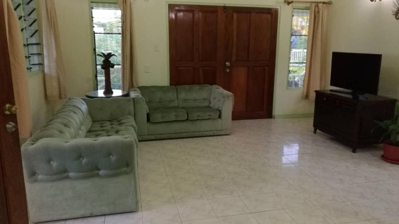 Malau Lodge ヌクアロファ エクステリア 写真