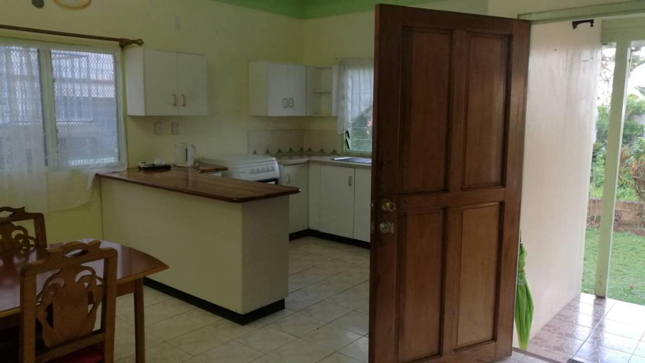 Malau Lodge ヌクアロファ エクステリア 写真